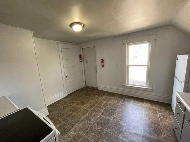 Building Photo - 817 Egleston Ave