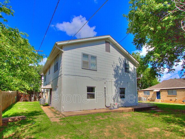 Building Photo - 2006 NW 26th St