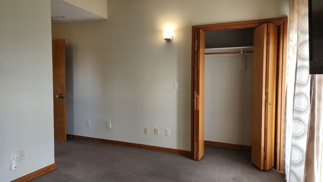 Building Photo - Corner Townhouse in Downtown Tacoma with A...