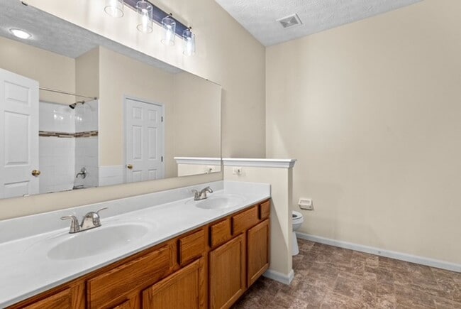 Building Photo - Beautiful 3BR 3BA Townhouse • Updated Kitchen • Deck • 2-Car Garage in Beavercreek