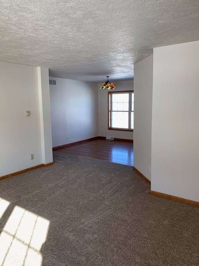 Building Photo - Country living close to the foothills