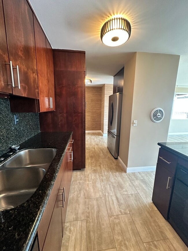 Building Photo - Spacious 2 Bedroom 2 Baths Condo with Wate...