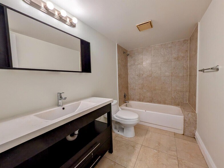 Building Photo - 3119 Oakland Shores Dr