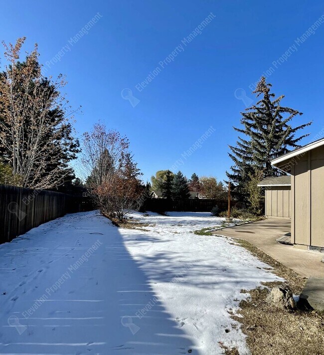 Building Photo - Updated 3 BR + home office w/ large yard in quiet cul-de-sac