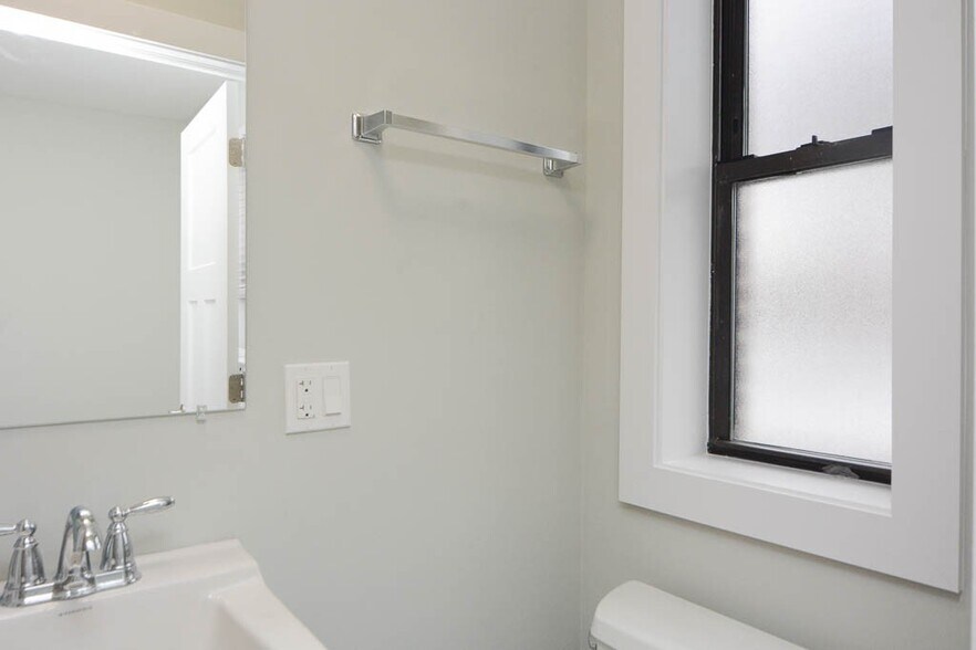 Building Photo - 725 St Johns Ave