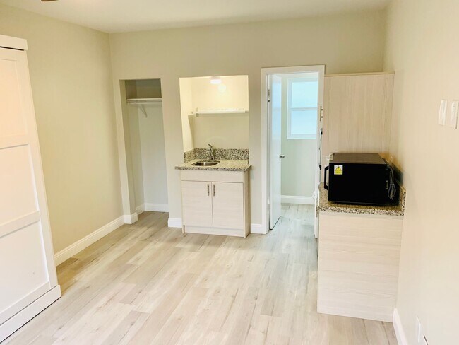 Building Photo - Beach Studios Available in the Heart of La Jolla! Only $1,800/mo!