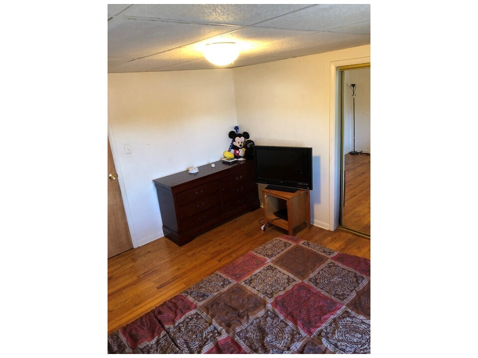 bedroom - 419 N 2nd St