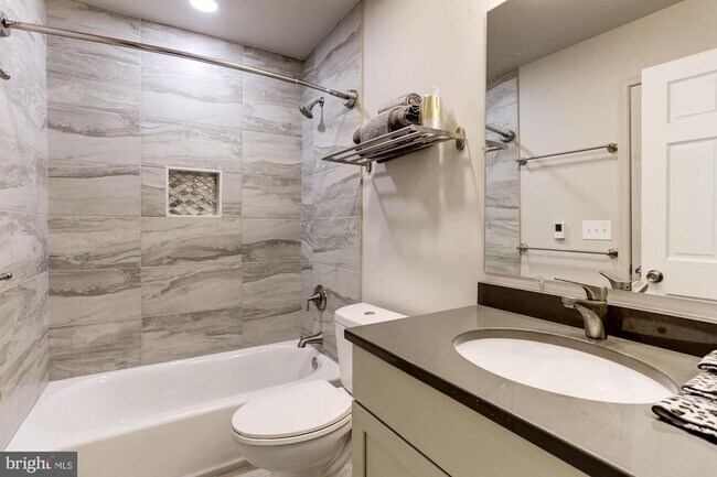 Building Photo - 638 G St NE