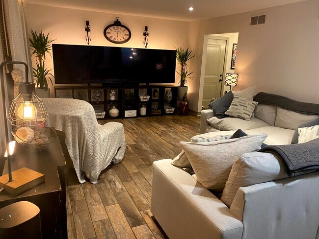 Building Photo - 21500 Lees Ct