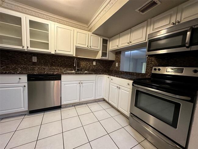 Building Photo - 6630 Racquet Club Dr