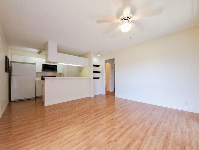Building Photo - For Rent | 1 bedroom, 1 bath upstairs corner unit located in Sun Rise with 1 assigned parking stall