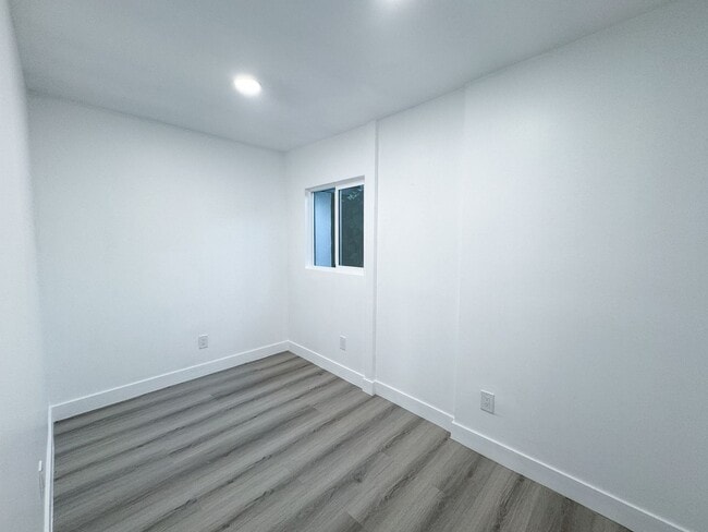 Building Photo - Freshly Renovated 3bd 2 ba in the heart of...