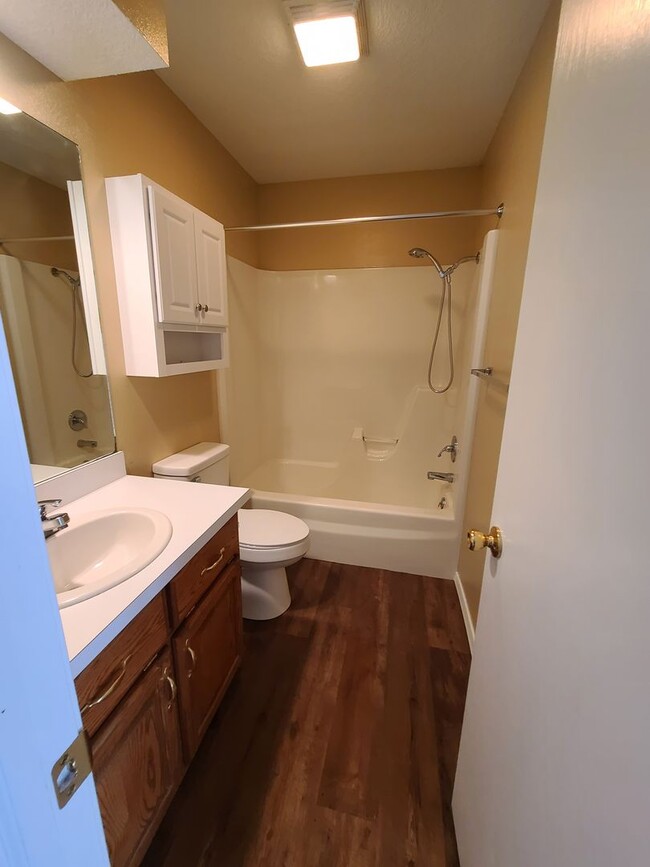 Building Photo - Large One Bedroom