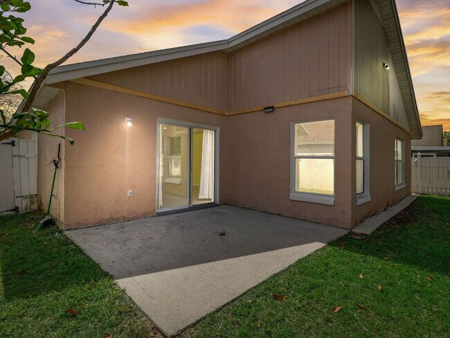 Building Photo - Beautiful 3-bedroom 2-bathroom house in th...