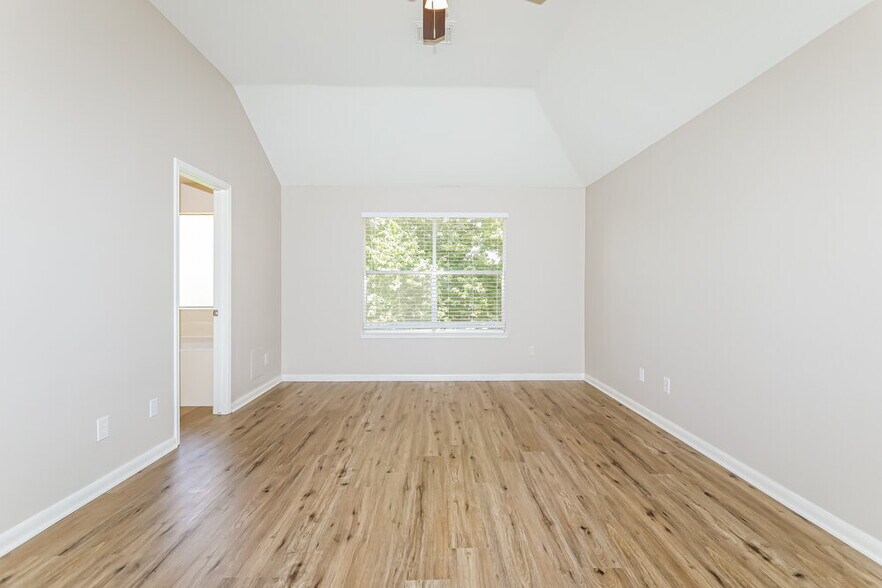 Building Photo - 10410 Enchanted