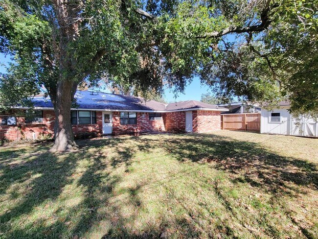 Building Photo - 8310 Gulf Tree Ln
