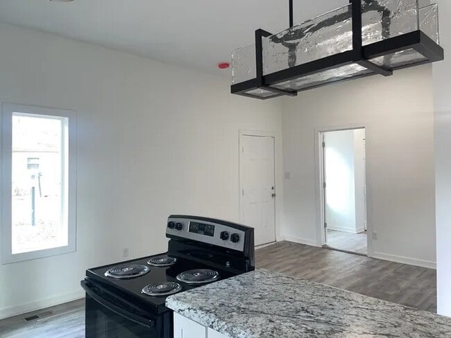 Building Photo - 3 Bedroom 2 Bathroom