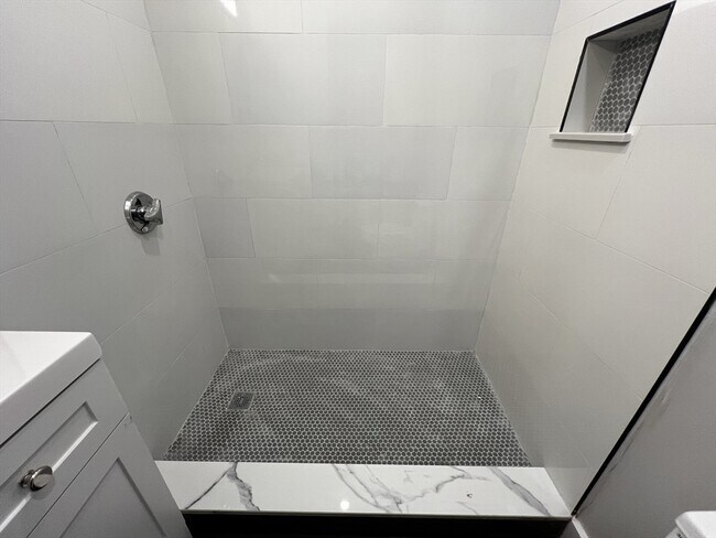 Building Photo - 158 Holland St