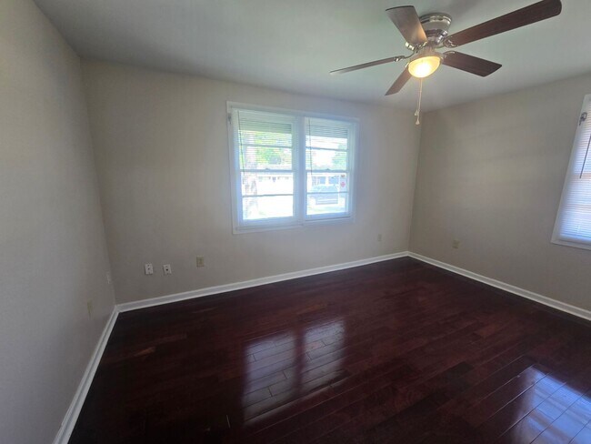 Building Photo - Single Family Home 6 Bedroom 2 Baths