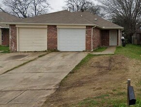 Building Photo - 3 Bedroom Duplex In South Fort Worth