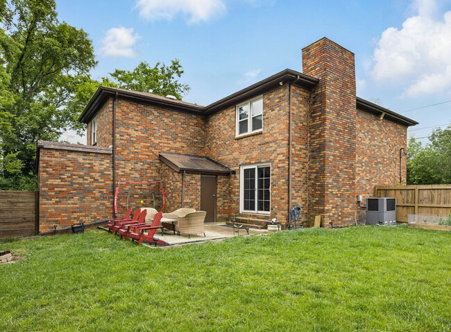 Building Photo - Beautiful 2 Bedroom 1.5 Bathroom Duplex