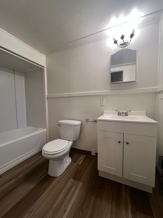 Building Photo - Cute, One bedroom duplex in Central Medfor...