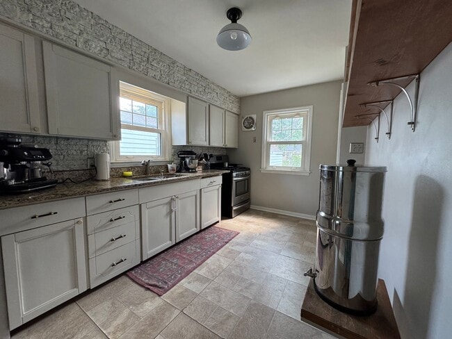 Building Photo - Adorable 3 Bedroom Home Near Lincoln Park!
