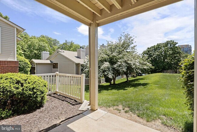 Building Photo - 1725 Ascot Way