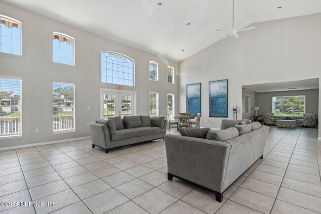 Building Photo - Renovated Condo in a Convenient Location!