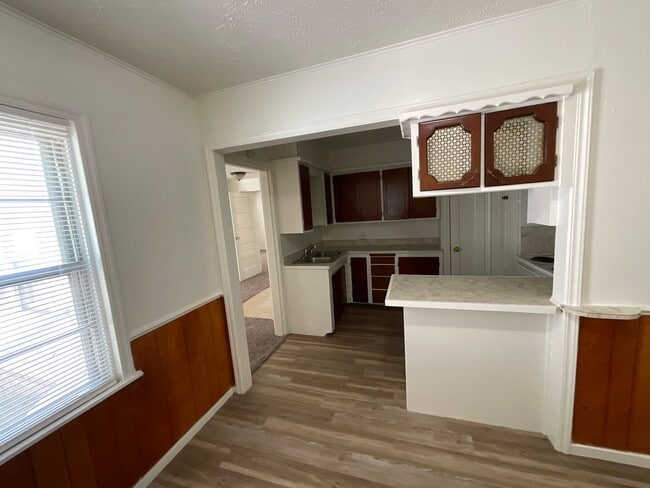 Building Photo - 3 bed, 1 bath, 1 car garage