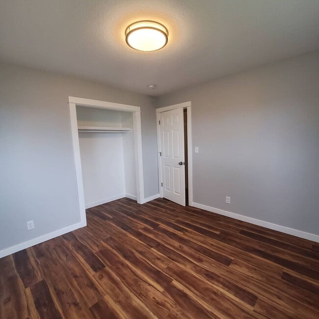 Building Photo - Pet Friendly Single level, 3 bed: 2 bath home with an open yard area and 2 car garage