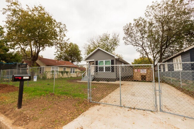 Building Photo - Charming 3-Bedroom Home with Spacious Yard in North Tulsa