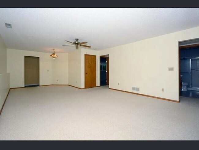 Building Photo - Charming 3BR - 2 Bath House in Shoreview