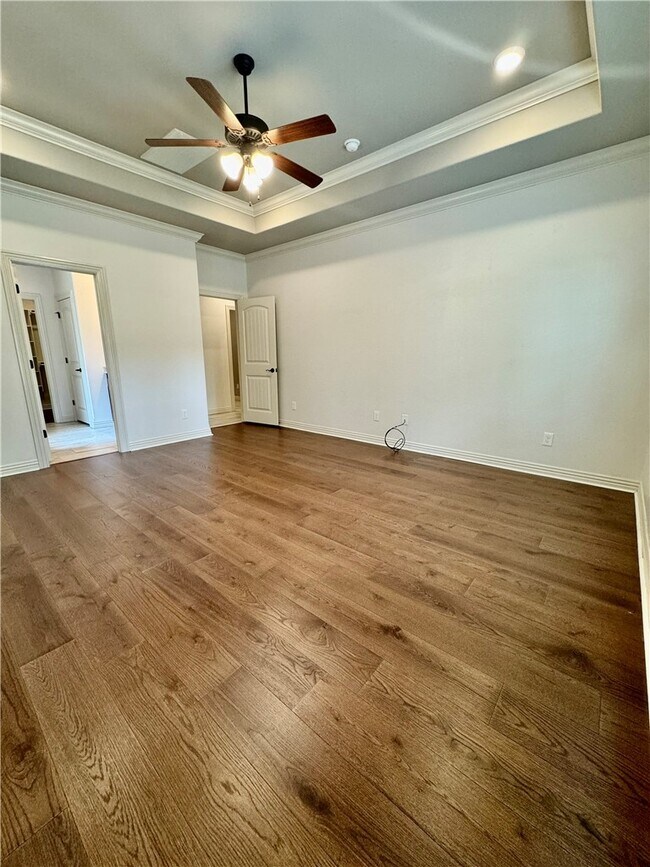 Building Photo - 1300 Hickory St