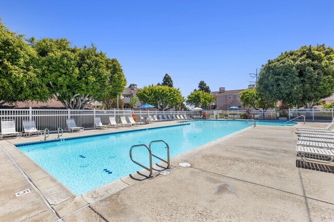 Building Photo - 2 Bed/2 Bath Third Level Condo at City Scene!