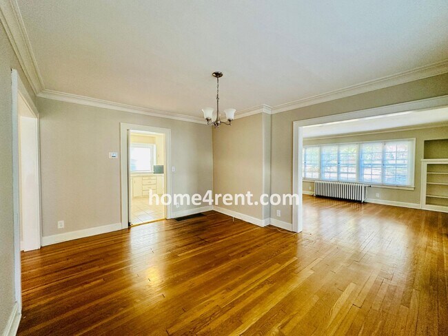 Building Photo - First Level Condo, Just Off the Plaza with Hardwood Floors and Lawn Care Provided!