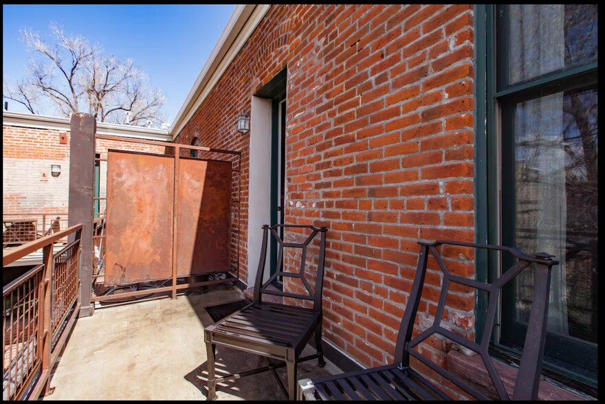 Building Photo - 2953 Wyandot St