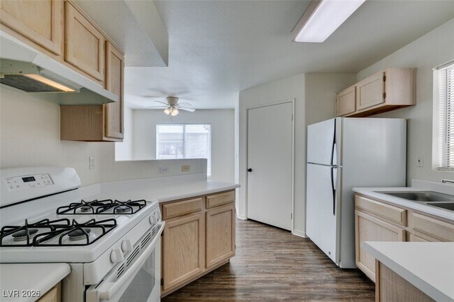 Building Photo - 698 S Racetrack Rd