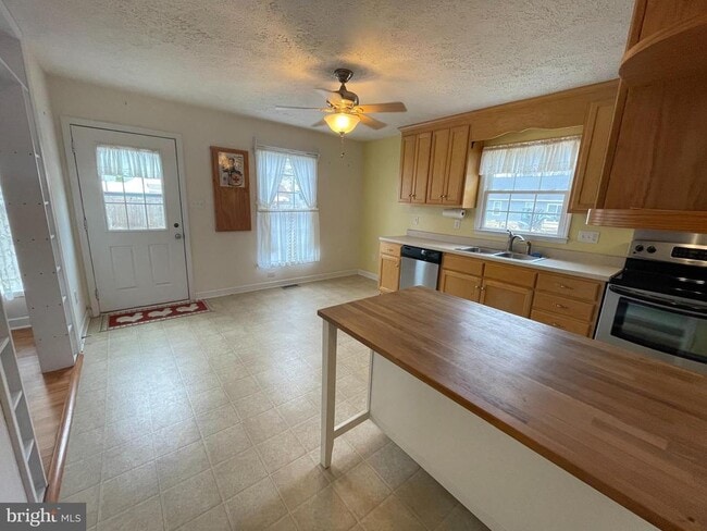 Building Photo - 588 Wakefield Dr