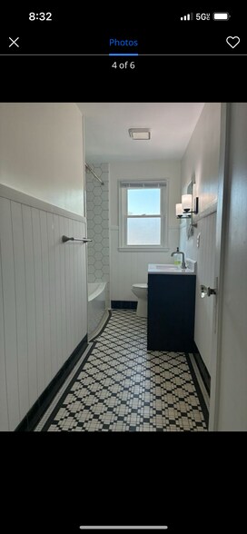 Renovated bathroom, large soaking tub - 403 S Lincoln Park Dr