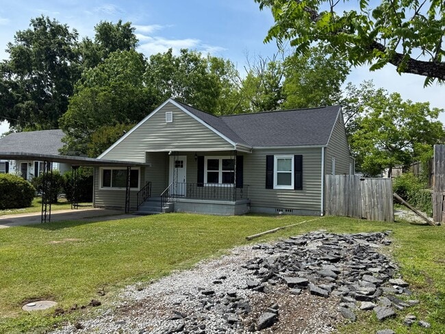 Building Photo - Charming East Ridge Home - 3 beds, 1 bath, and an updated kitchen!