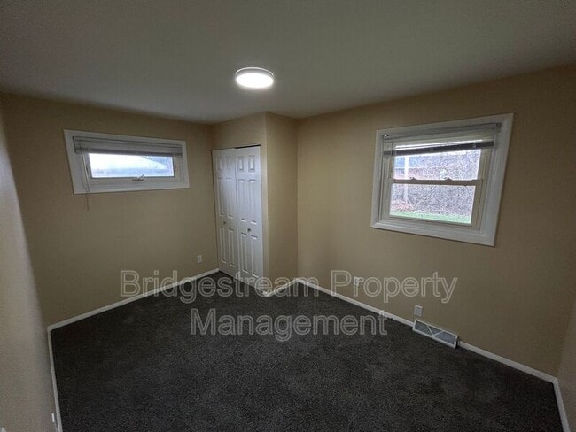 Building Photo - 22 Whispering Dr