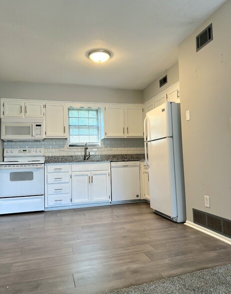 Building Photo - 800 NE Ball Dr