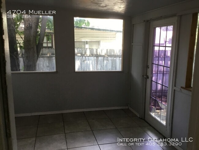 Building Photo - 4704 N Mueller Ave