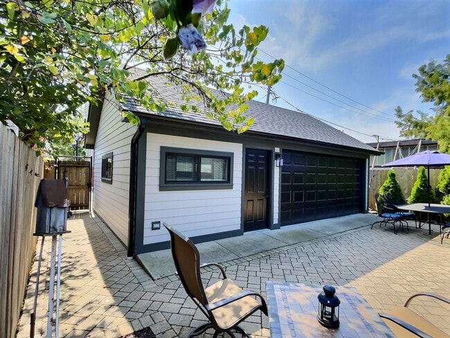 Building Photo - 5245 W Ardmore Ave