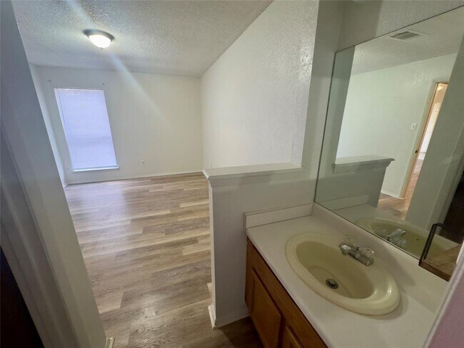 Building Photo - 112 S Mockingbird Ln