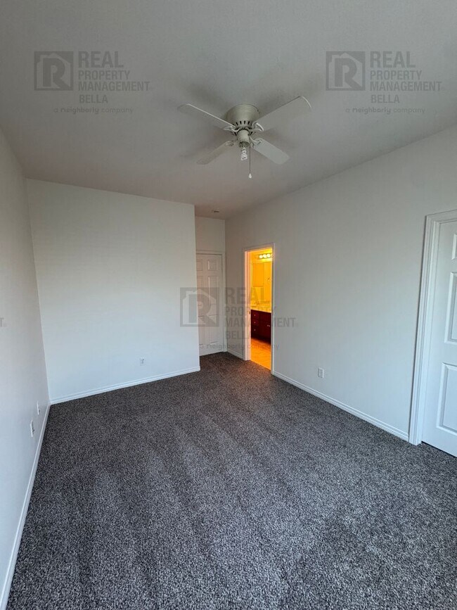 Building Photo - Huge Kitchen, Downstairs Bedroom, and More...