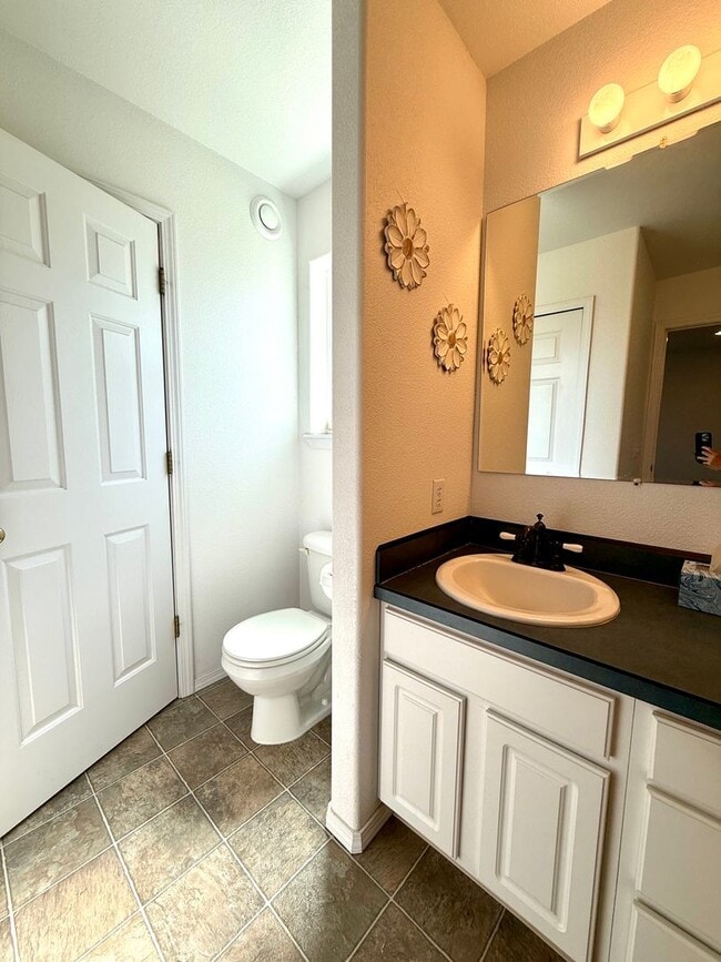 Building Photo - Charming Fully Furnished 2-Bedroom Home