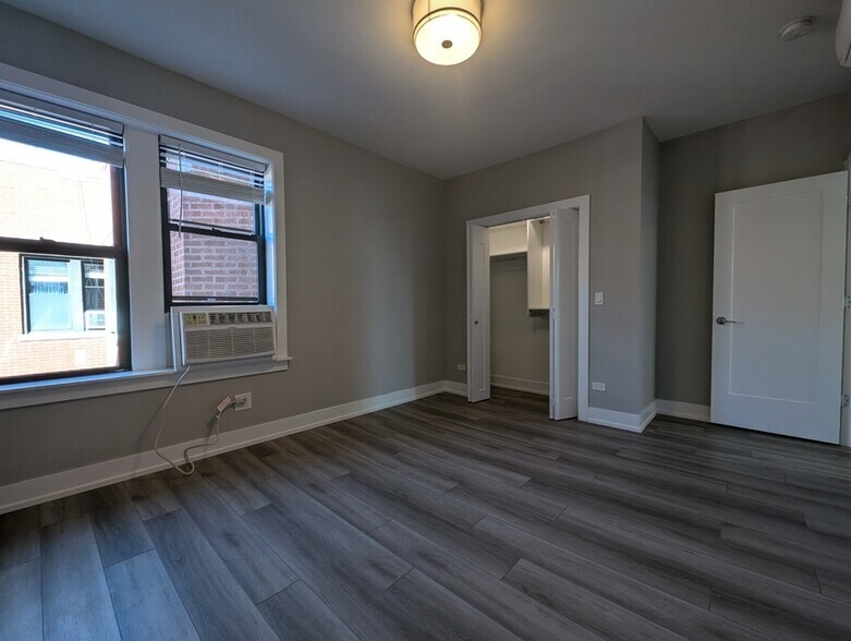 Building Photo - 3935 N Janssen Ave