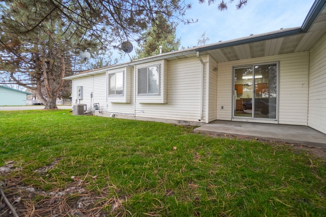 Building Photo - 79 E 2nd St N